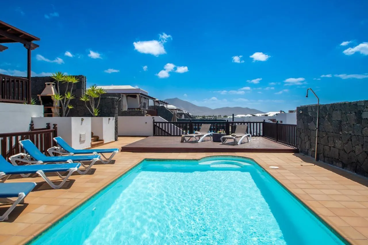 Casa Laura Vista Lobos - Spacious Villa With Heatable Pool And Sea Views Playa Blanca